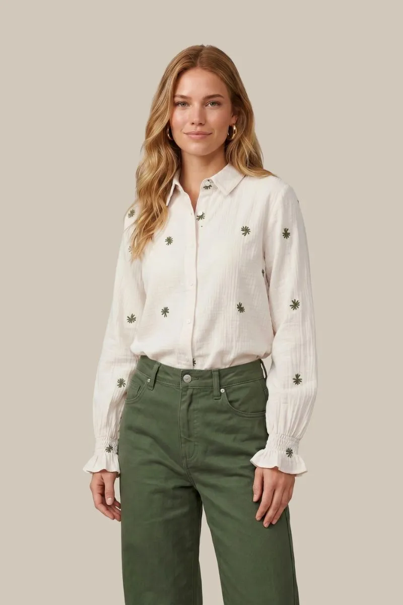 CS The Label Lancy Blouse Offwhite/Dark Olive, tweekleurige blouse in offwhite en donkerolijfgroen